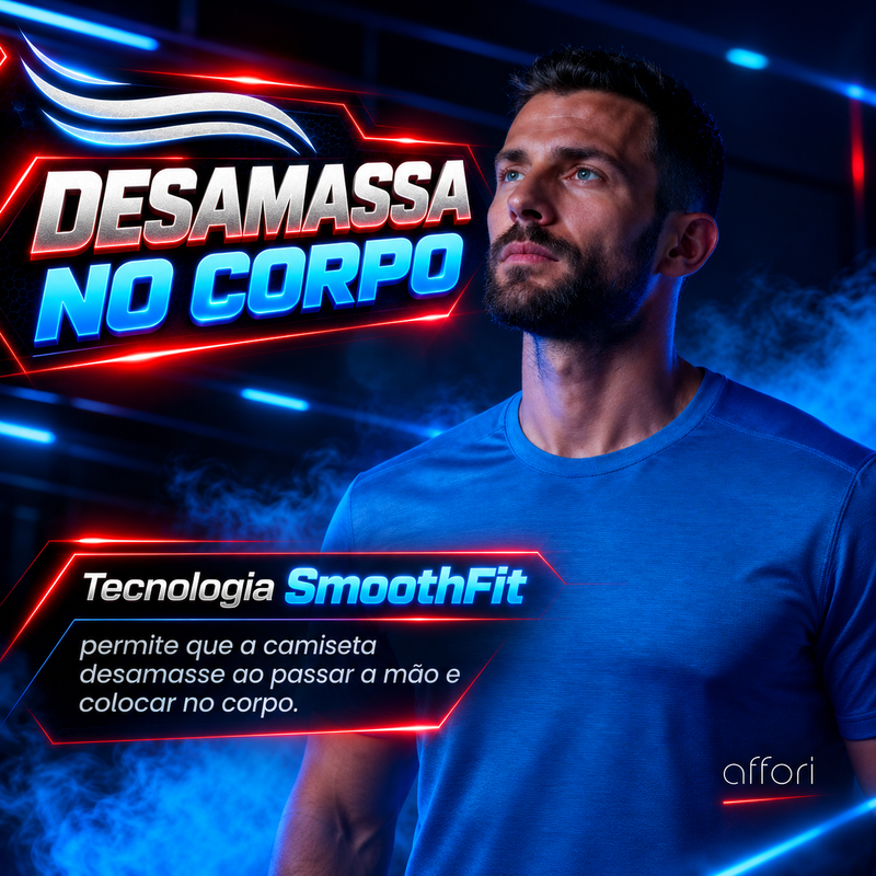 Modelo com camiseta azul FitneSmart, tecnologia SmoothFit que ajuda a desamassar no corpo.
